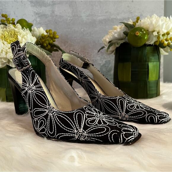NEW Circa Joan & David Floral Embroidered Flowers Slingback Black White Heels S… - Picture 6 of 16